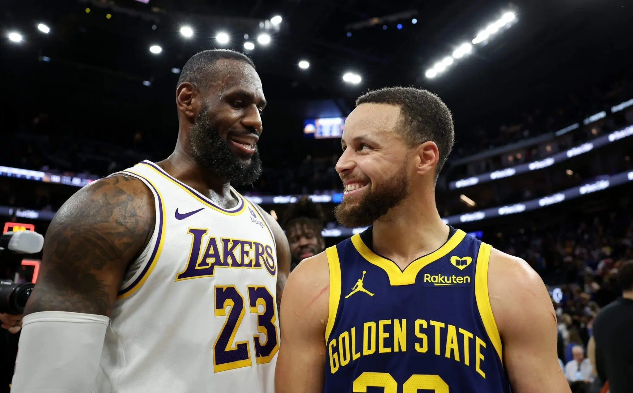 詹库联手引爆篮坛！勇士正式询价詹姆斯，曝光筹码遭吐槽：这是白菜价？