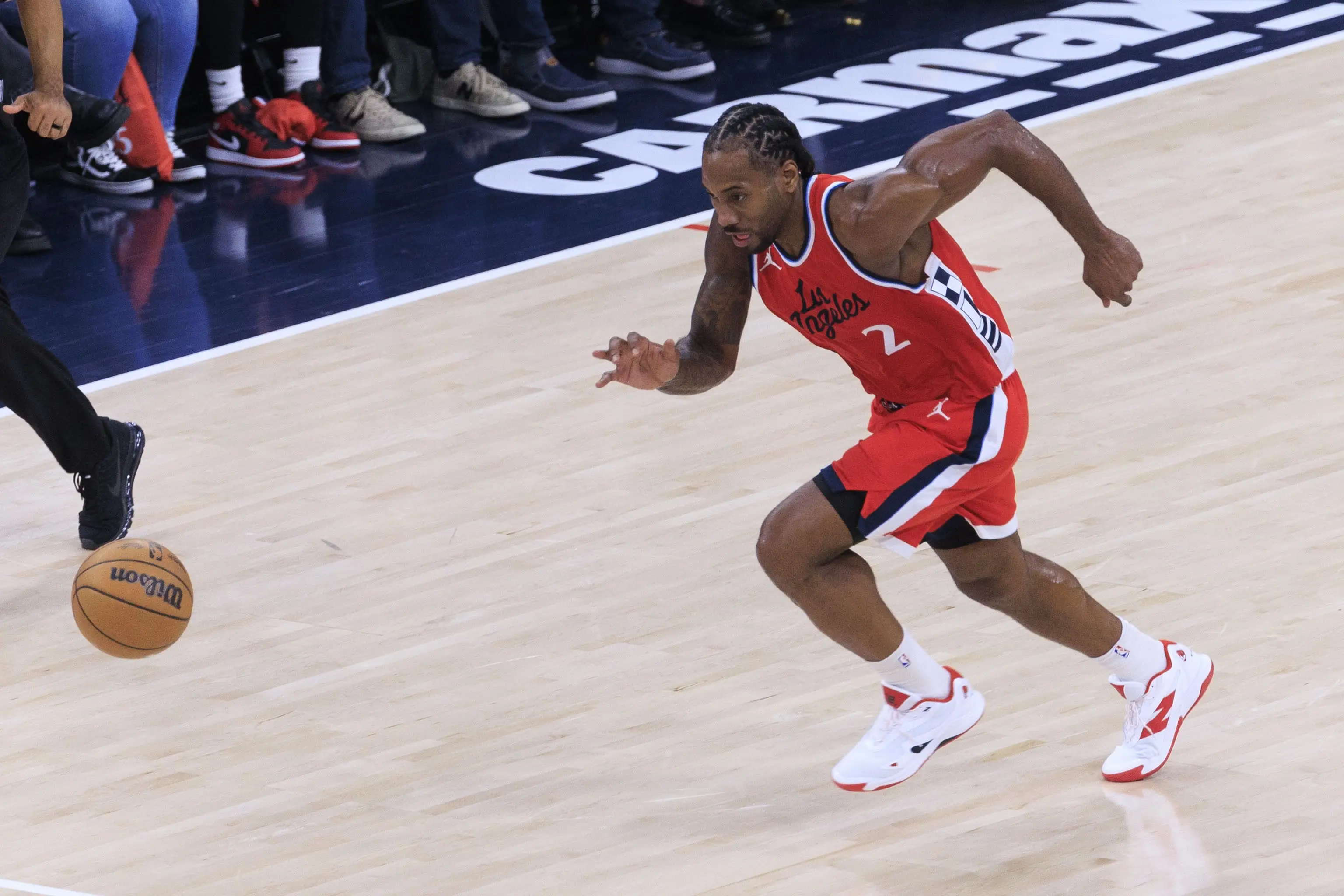 伦纳德广州行亮点十足：跨界学咏春展功夫魅力，与机器人互动显科技趣味