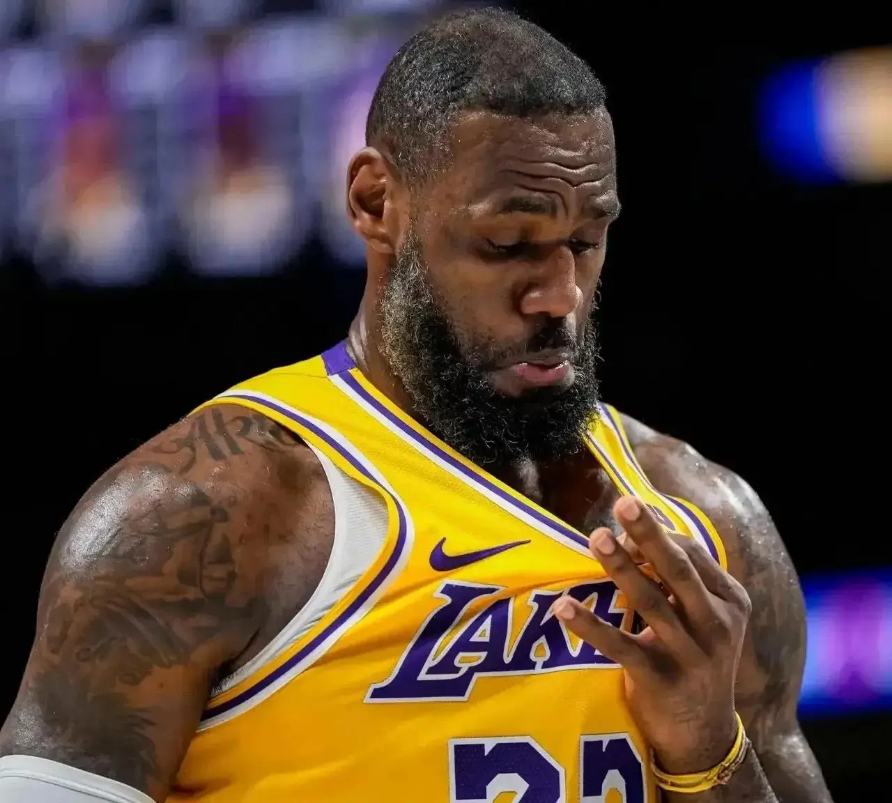 四年冲冠梦碎：湖人潜在核心离队传闻发酵，管理层却陷决策两难